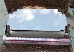 An old single-tray metal kitchen scale is for sale in the condition shown in the pictures.