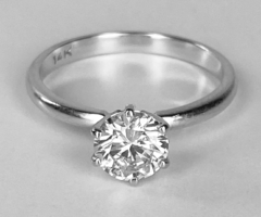 Egyszerűségében gyönyörű,mélytüzű fehér fényű, Solitaire gyémánt gyűrű.