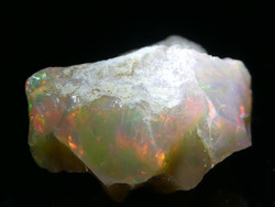 Természetes Etióp Opál mintadarab. 1,5 gramm ékszeralapanyag, gazdag színváltozatú csillámokkal.