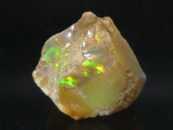 Természetes Etióp Opál ásvány. 2,38 gramm ékszeralapanyag, zöld-sárga-vörös csillámokkal.