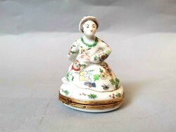 Antik porcelán figurális szelence bilin ülő nő / Antique Figural Porcelain Snuffbox