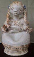 DT/067 - Kovács Éva Orsolya keramikus – Ülő copfos lány