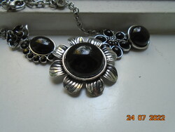 Collier in silver-plated holders, flower forms with black stones