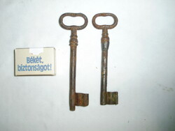 Két darab régi, nagy méretű  kapu, ajtó kulcs - együtt