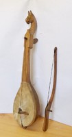 Antik faragott csikófejes guzla, egy húros vonós népi hangszer.