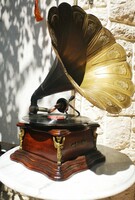 Gyönyörű Gramofon réz díszes tölcsér, Réz Szobrokkal díszített videó is