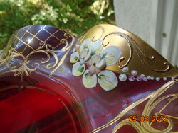 Bohémiai rubinvörös kristályüveg 24K arannyal és dombor zománc virágokkal díszített talpas bonbonier