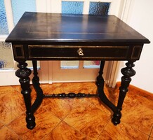 Antik Bull stílusú szépen faragott íróasztal praktikus méret