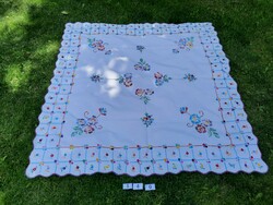 Wonderful retro richly embroidered cross-stitch tablecloth 140 x 140 cm discounted!