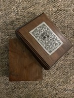 Kisméretű fa doboz cizellált ezüstözött motívumokkal, vsüngővel