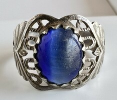 381T. 1 Forintról! Áttört ezüst (2,4 g) gyűrű, kék kővel ékesítve.