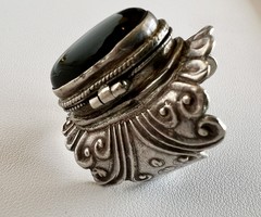 375T. 1 Forintról! 925-ös Antik ezüst (19,1 g) gyűrű, Onix (25x12 mm) fedelű méregtartóval!