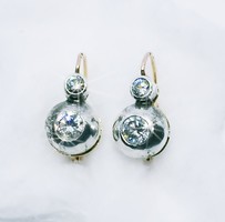 Old buthon earrings with brill-cut diamond stones!