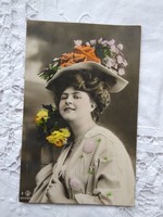Antik kézzel színezett, romantikus fotólap/képeslap hölgy kalapban, rózsával 1909