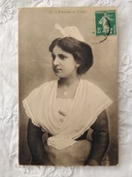 Antik francia képeslap/fotólap gyönyörű hölgy Arles-i viseletben 1910 körüli darab