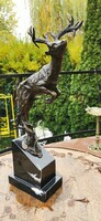 Úgró szarvas - bronz szobor