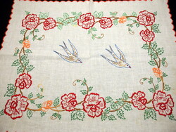 Fecske madár és rózsa virág mintával kézzel hímzett nagyon régi terítő 77 x 62 cm