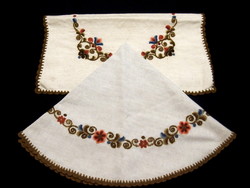 2 linen tablecloths embroidered with a folk flower pattern 75 and 51 x 48 cm
