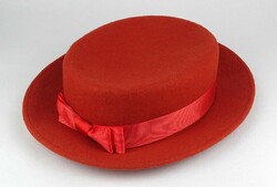 1F729 Piros női kalap Erzsébet királynő stílusú