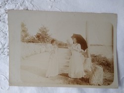 Antik fotólap, előkelő hölgyek napernyővel, vízpart