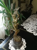 Angelo - Szalaggal táncoló, meztelen női bronz szobor