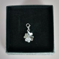 Decorated with four-leaf clover-shaped silver charm stones! With a decorative box!