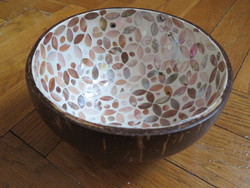 Gyöngyház berakásos kókuszdióból készült tálka