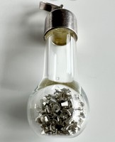 437T. 1 Forintról! 925-ös Ezüst (3,1 g) üveggel kombinált medál, kémcső alakú, ezüst reszelékkel!