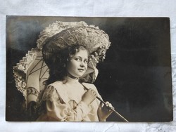 Antik fotólap/képeslap, kislány csipkés esernyővel, csipke kalap, ruha 1906