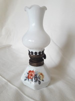 Nosztalgia kicsi virrasztó petróleum lámpa, német, hatszögletű porcelán test fodros tejüveg cilinder