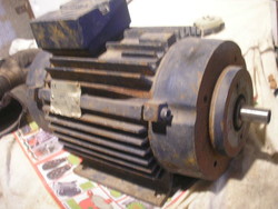 Régi Köszörűnek, polírozáshoz erős szinte hangtalan villanymotor 1.2 kw  380 volt 26 kg-os
