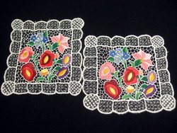 2 db kalocsai virág mintával hímzett riselt terítő 22 x 22 cm