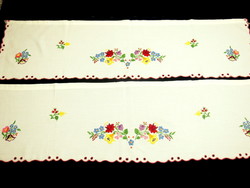 2 db Kalocsai mintával hímzett drapéria- függöny, vagy polc csík fehér alapon 91 x 25 cm