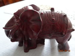 Elephant mother and baby, resin statue, length 11 cm. He has!