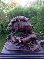 Vaddisznóra támadó vadász kutyák - Részletesen kidolgozott bronz szobor műalkotás