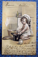 Antik dombornyomott Újévi üdvözlő képeslap kis szakács puttó a konyhában cilinderben főzöcskézik