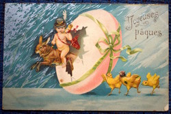 Antik Húsvéti üdvözlő litho képeslap nyúlon vágtató puttó postás tojásból ugrik ki