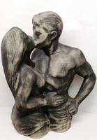 Csók. Világhy Árpád szobrász-keramikus alkotása rusztikus máz nélküli porcelán szobor.
