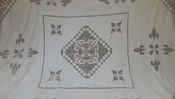 Old embroidered tablecloth (l2936)