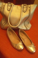 Ezüst fényű,vadonatúj női ridikül és hozzá illő 1-2x használt,39-es papucscipő. (együtt)