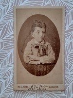 Antik gyerekfotó 1880 Mai Manó és Társa fotográfus régi műtermi fénykép kisfiú
