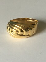 Modern stílusú. 18 karátos női aranygyűrű, 6,03 g