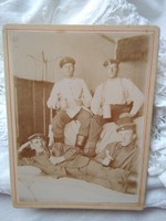 Antik keményhátú szépia katonai fotó, egyenruhás férfiak, pipa, korsó sör