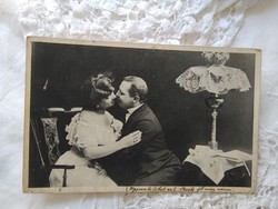 Antik német fotólap/képeslap, romantikus, szerelmespár, csók, fodros ruha, csipke lámpaernyő 1906
