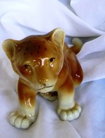 Royal Dux porcelán oroszlán kölyök, jelzett 8,5 cm magas
