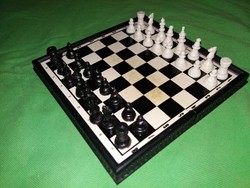 Retro játék mini mágneses utazó sakk bőrtokos hiánytalan a képek szerint
