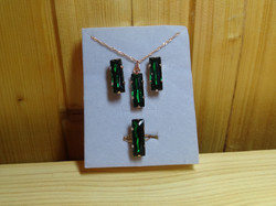 From Maria King zöld köves nyaklánc, gyűrű és fülbevaló szett , a kő kristály a lánc jelzett 18 ct.