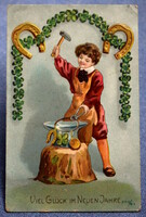 Antik dombornyomott  Újévi üdvözlő litho képeslap  kovácsoló kisfiú üllő patkó 4levelű lóhere