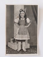 Régi gyerekfotó képeslap fotó levelezőlap kislány népviselet