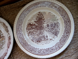 Barna-fehér jelenetes angol tányér falu, beszélgető pár